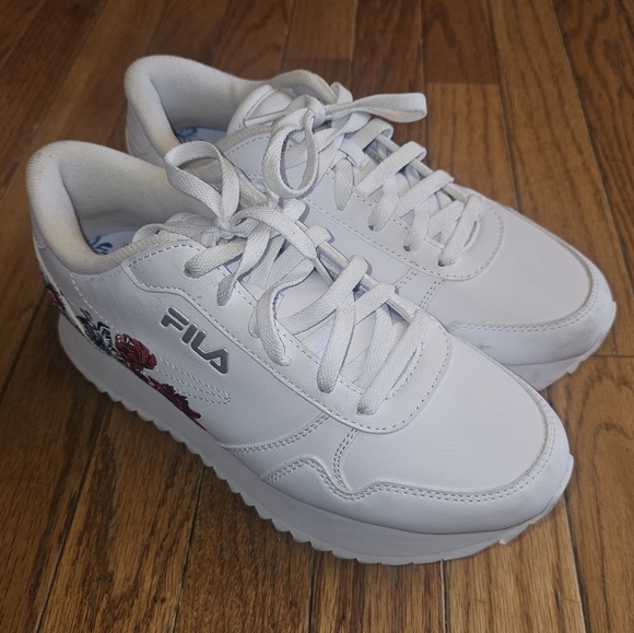 FILA Women Disruptor Sneakers White With Flower Embroidery Size 8. - Picture 3 of 10